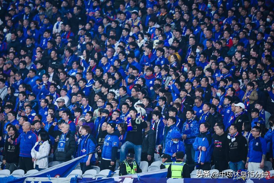 赛场上的精彩对决，引发球迷热议的简单介绍