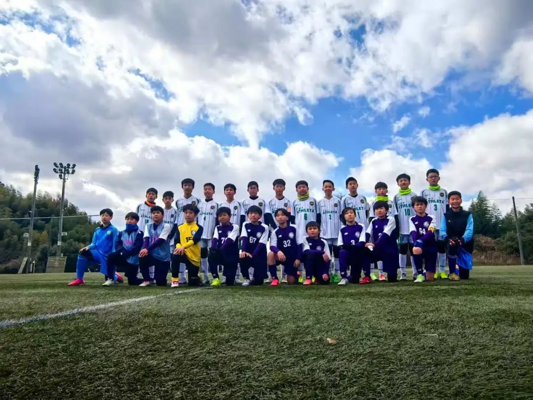 足球场上一场精彩角逐，球员们全力以赴